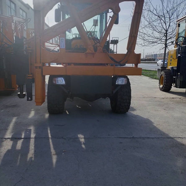 公路護(hù)欄打樁機(jī)